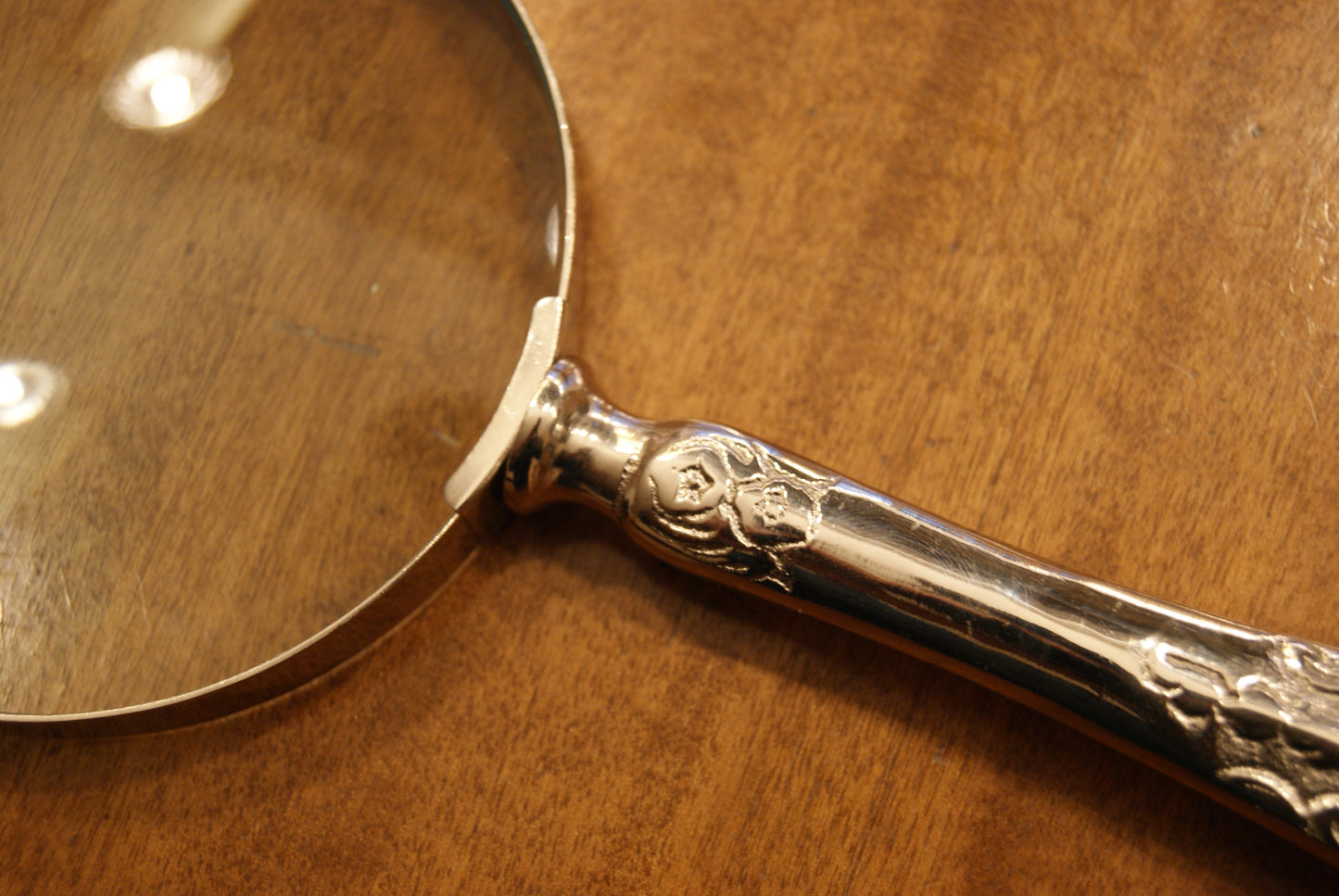 Lente d'ingrandimento con manico lavorato - Ø 10 cm