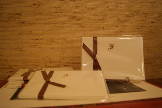 5 Cartoncini con iniziali tipografiche in oro, con buste - 10,5 x 15,5 cm