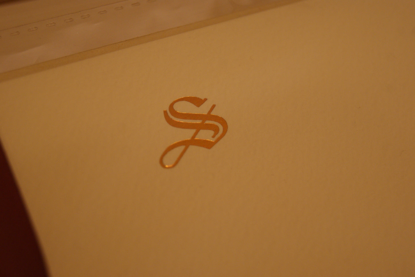 5 Cartoncini con iniziali tipografiche in oro, con buste - 10,5 x 15,5 cm