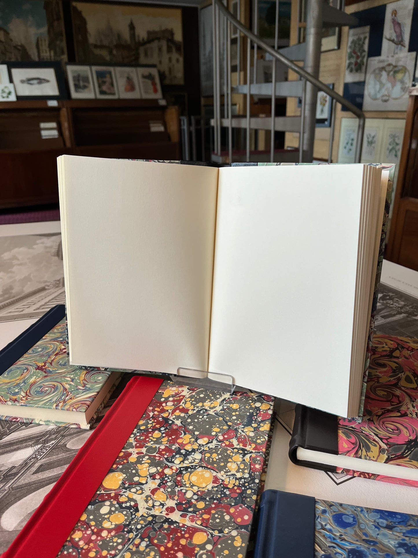 Quaderno 110 pagine bianche, copertina rigida marmorizzata - 14,5 x 21 cm