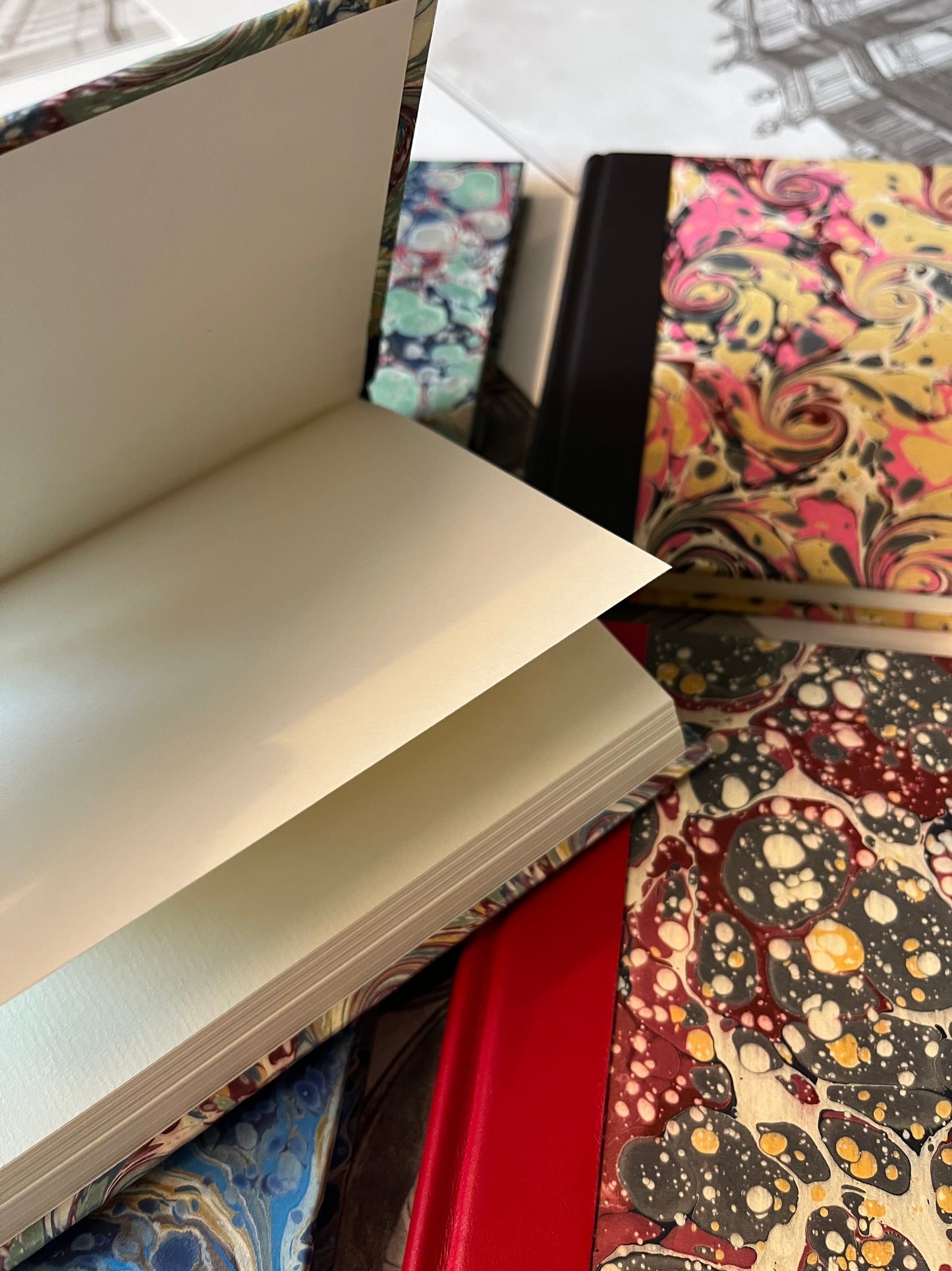 Quaderno 80 pagine bianche, copertina rigida marmorizzata - 12 x 16,5 cm