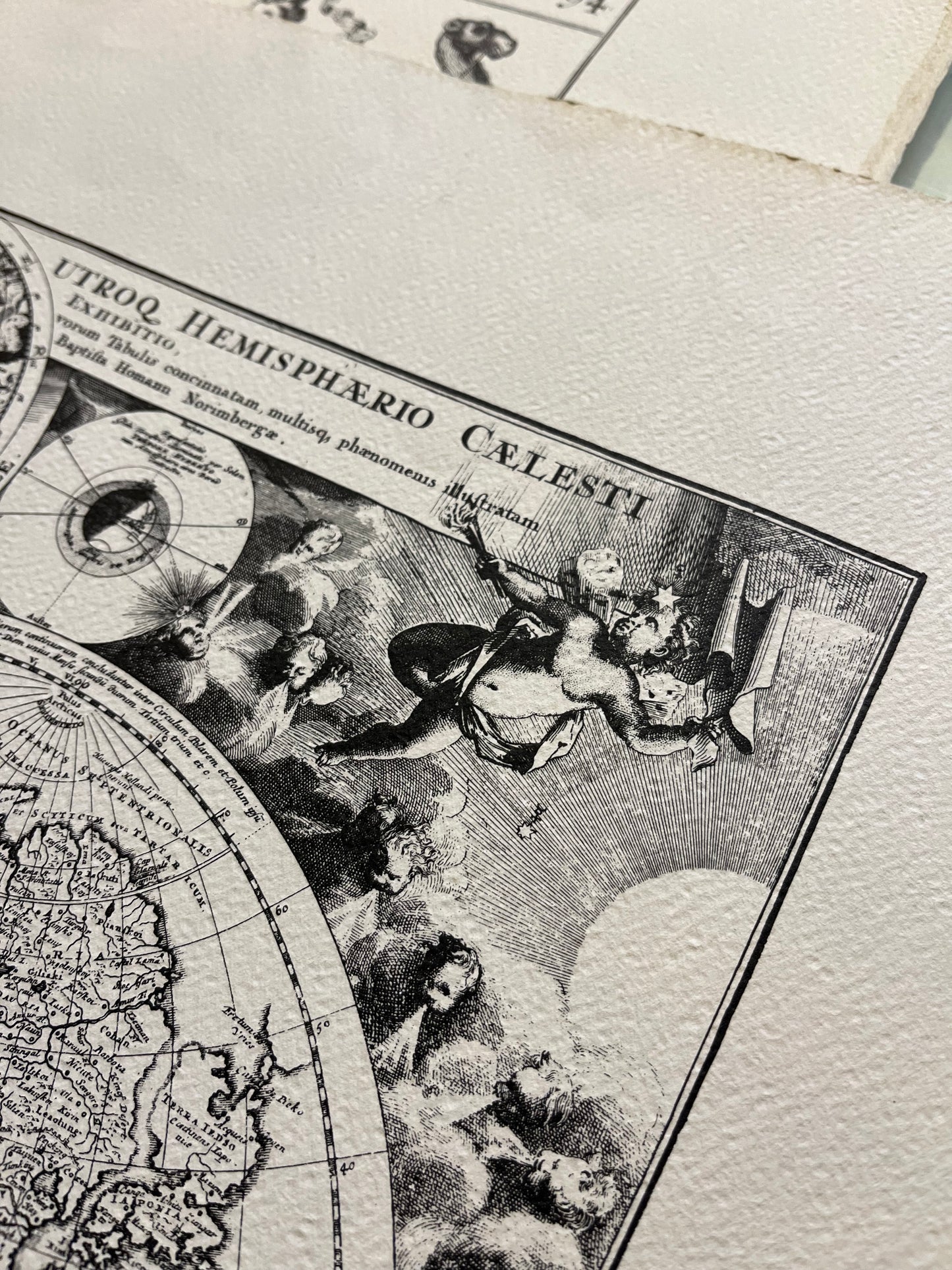Geografica con emisferi celesti e putti - Ristampa