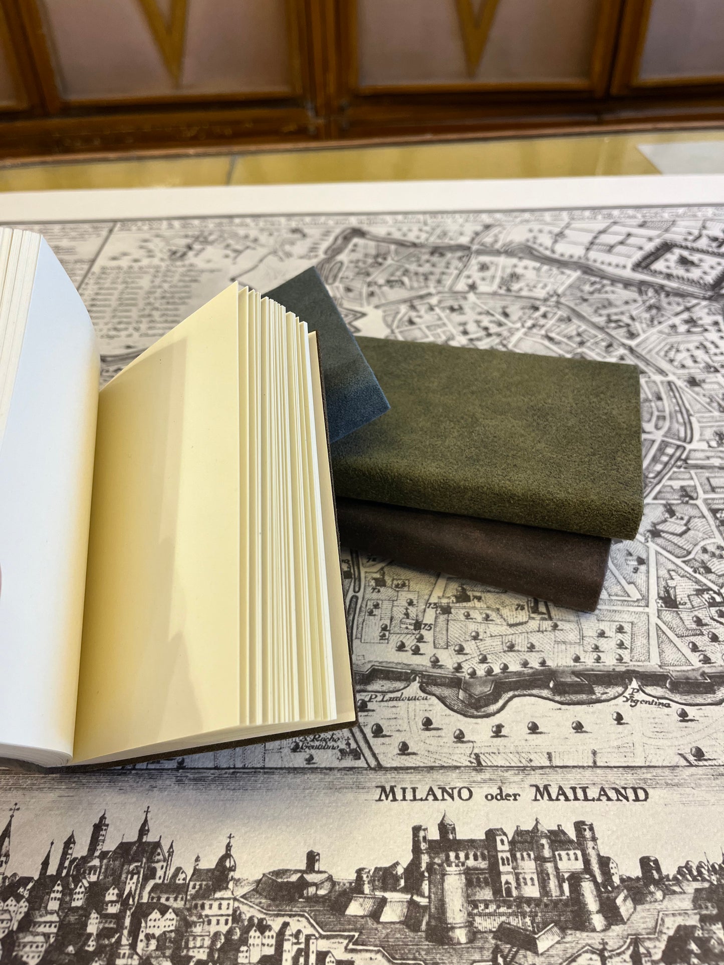 Quaderno 120 pagine bianche, copertina in pelle scamosciata - 9 x 13 cm