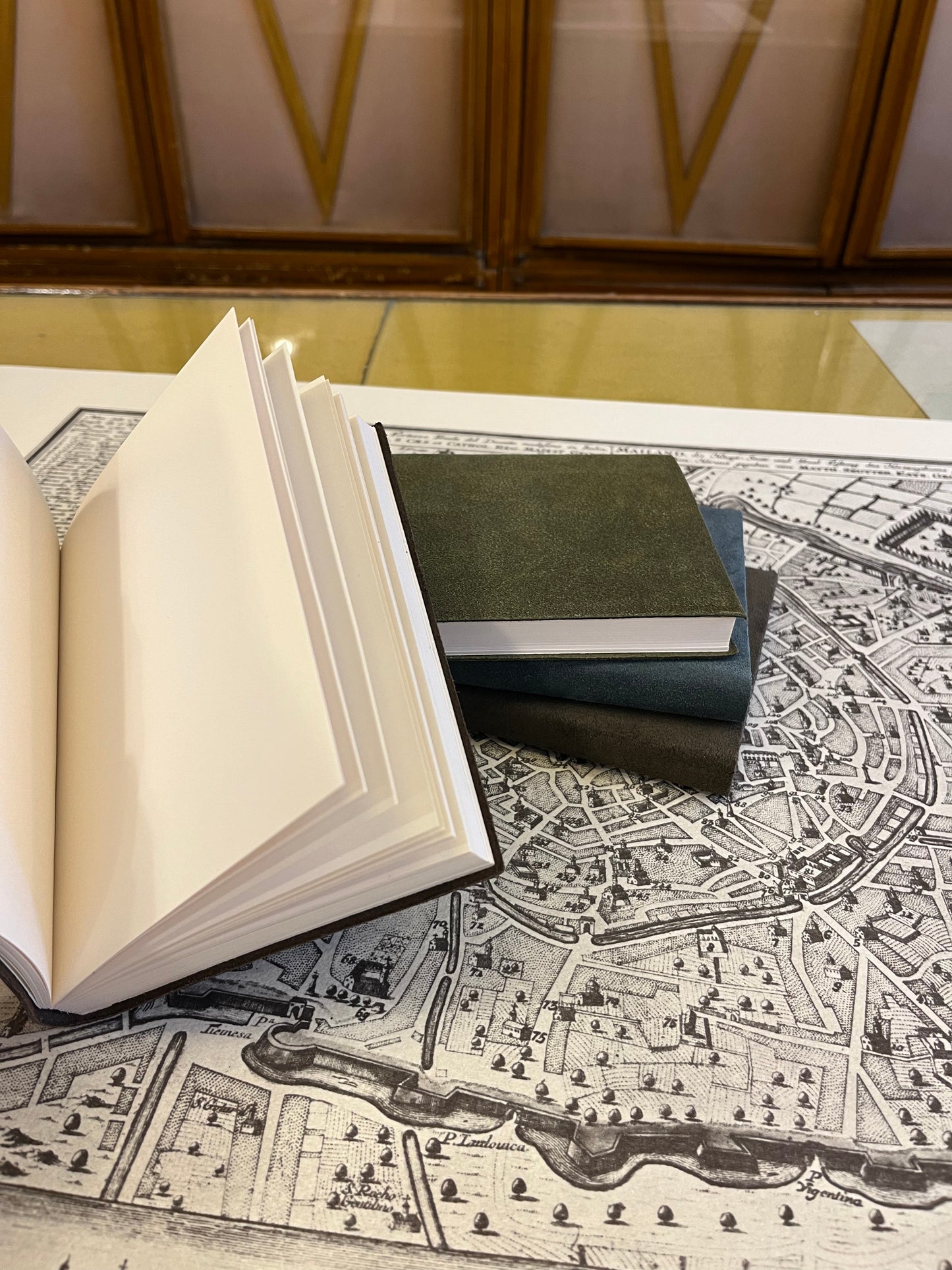 Quaderno 120 pagine bianche, copertina in pelle scamosciata -  12 x 16 cm