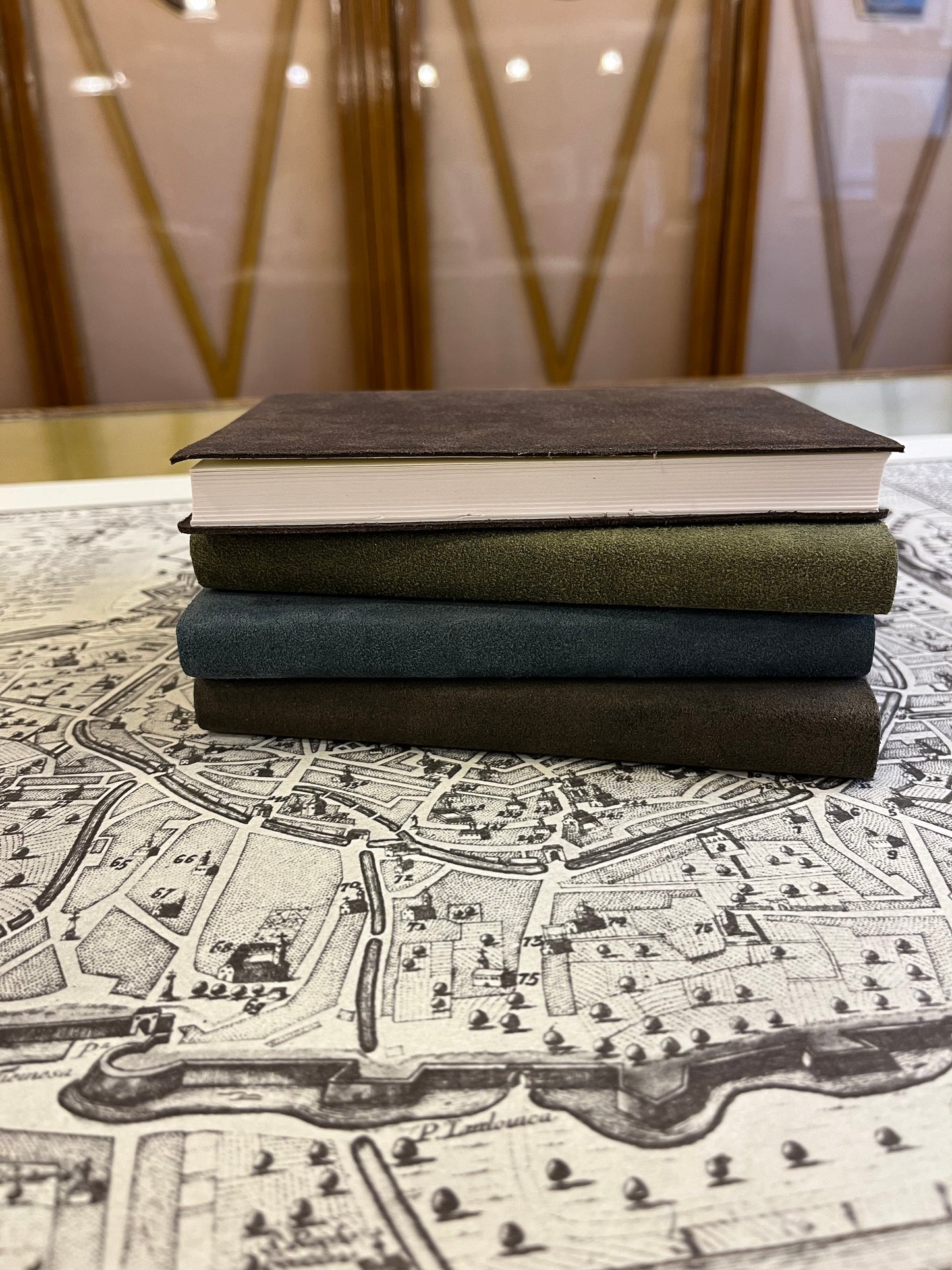 Quaderno 120 pagine bianche, copertina in pelle scamosciata -  12 x 16 cm