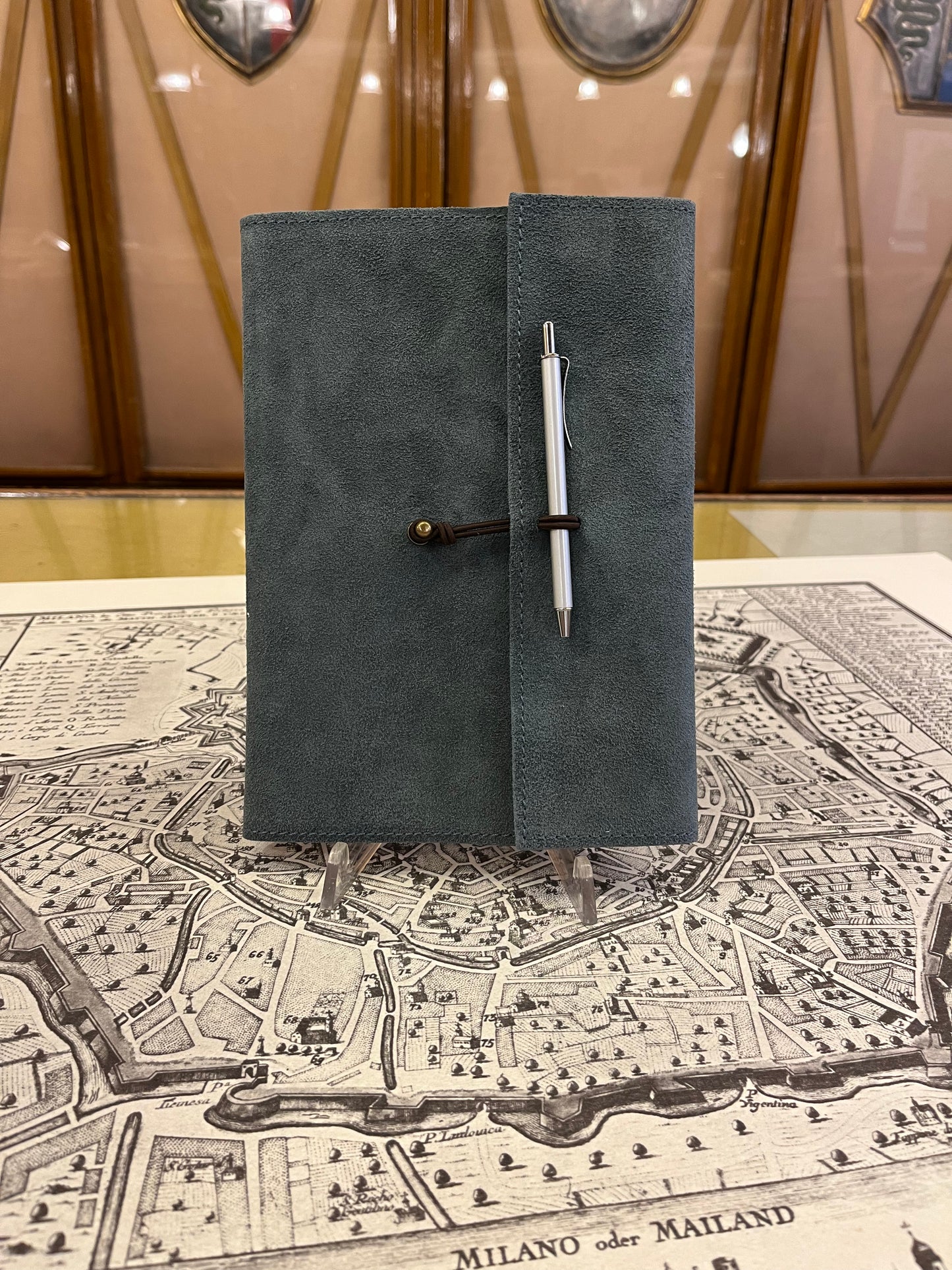 Quaderno 120 pagine bianche, copertina in pelle scamosciata con penna - 14 x 21 cm