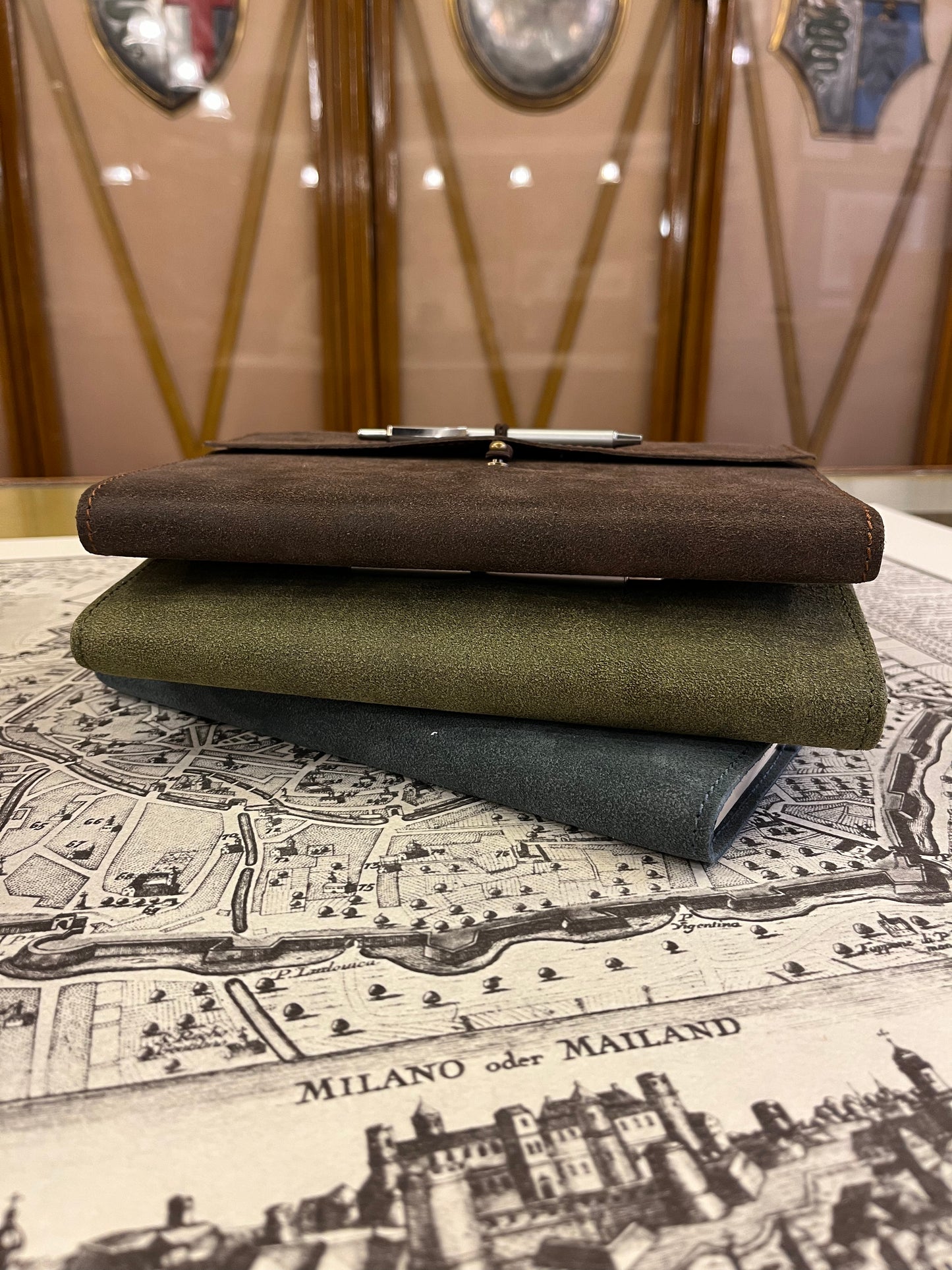 Quaderno 120 pagine bianche, copertina in pelle scamosciata con penna - 14 x 21 cm