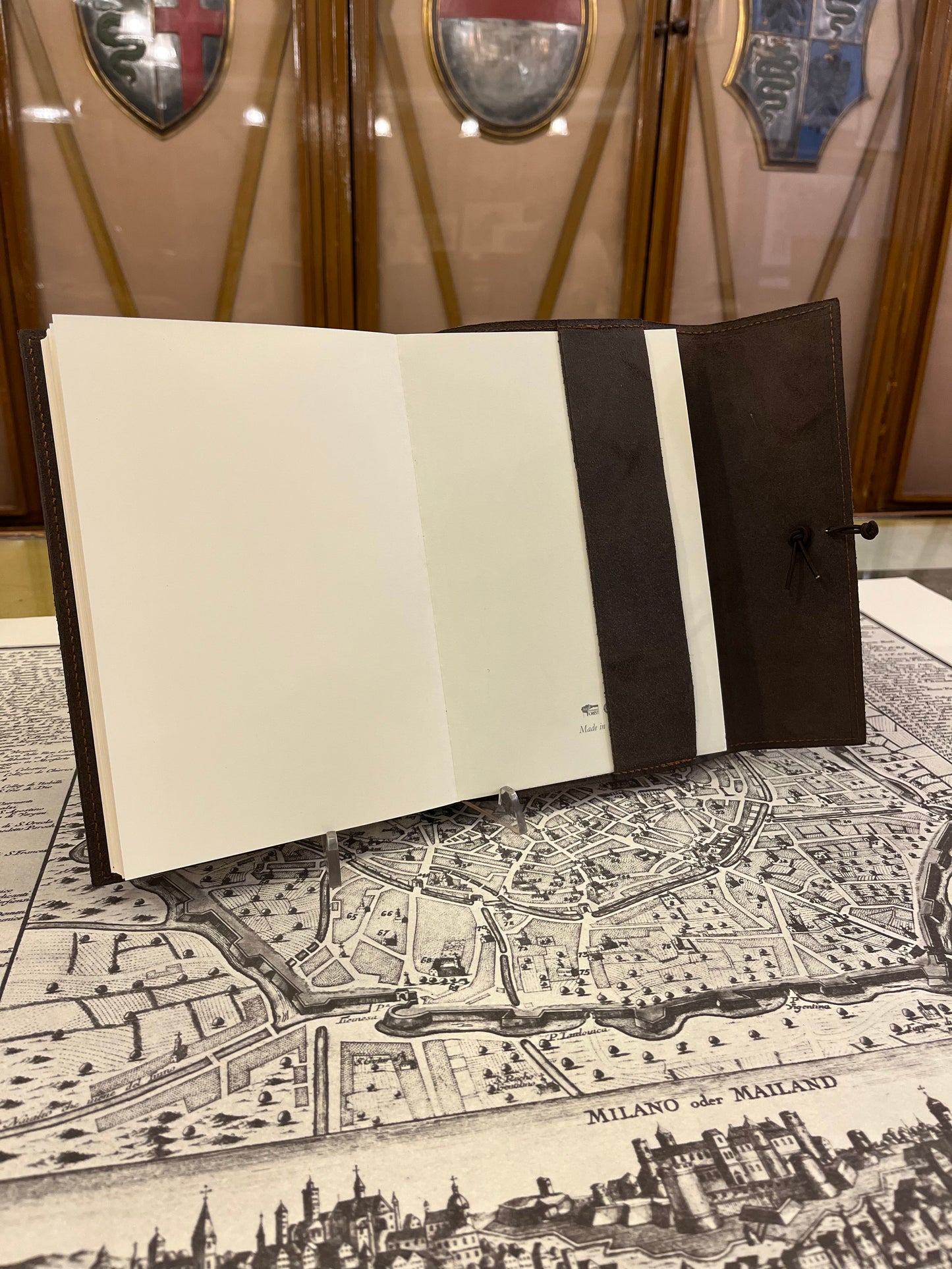 Quaderno 120 pagine bianche, copertina in pelle scamosciata con penna - 14 x 21 cm