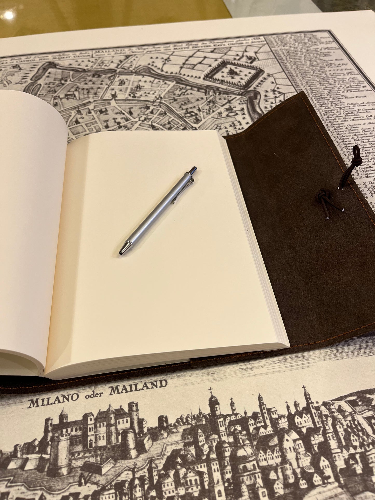 Quaderno 120 pagine bianche, copertina in pelle scamosciata con penna - 14 x 21 cm