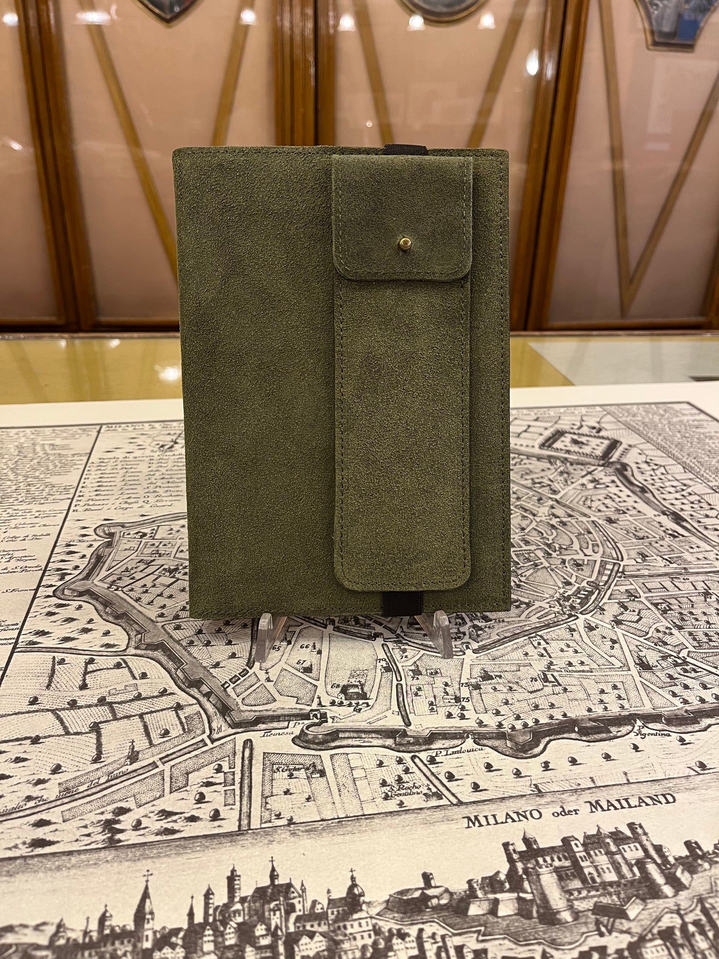 Quaderno 120 pagine bianche, copertina in pelle scamosciata con portapenna - 14 x 21