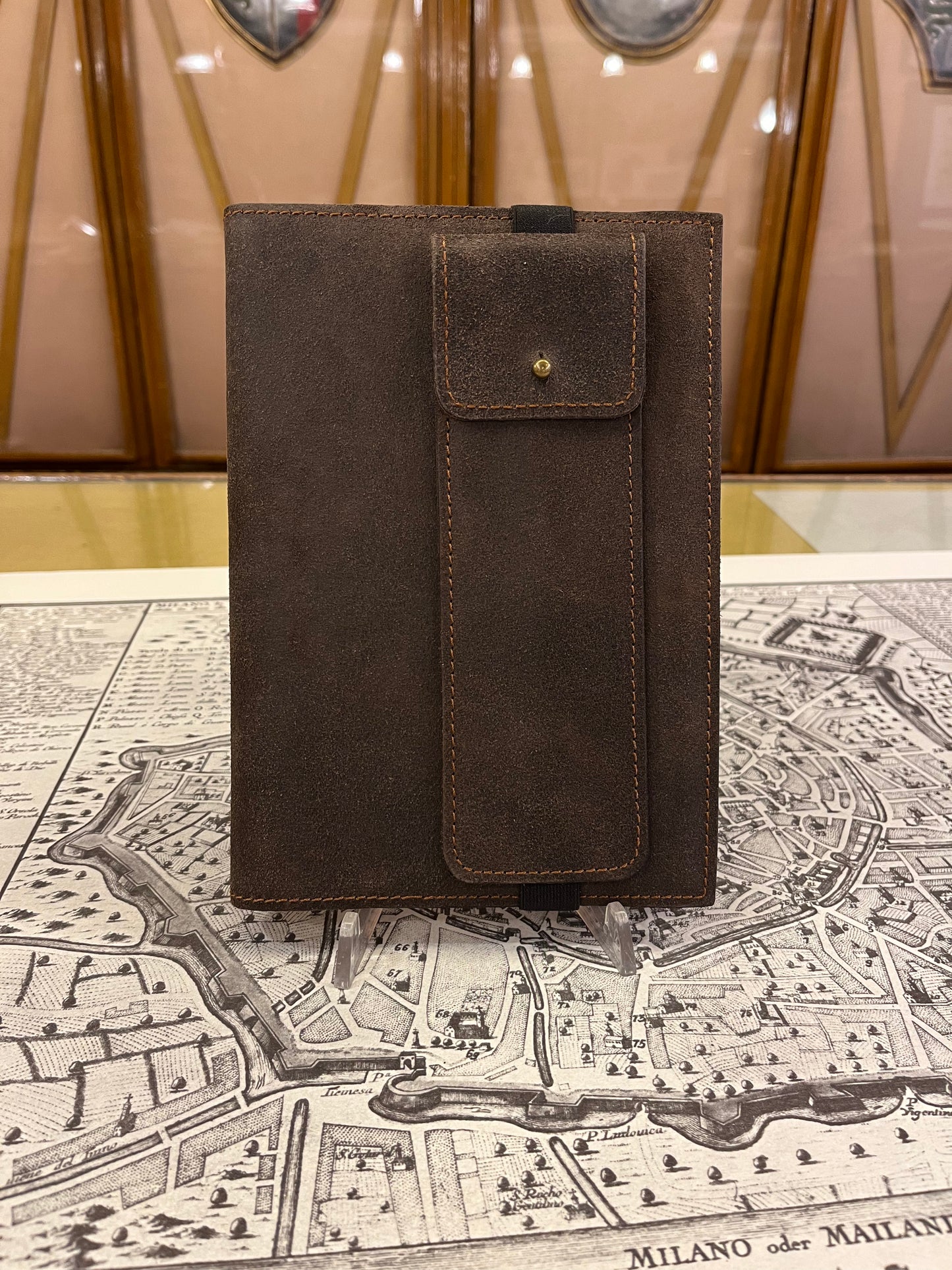 Quaderno 120 pagine bianche, copertina in pelle scamosciata con portapenna - 14 x 21