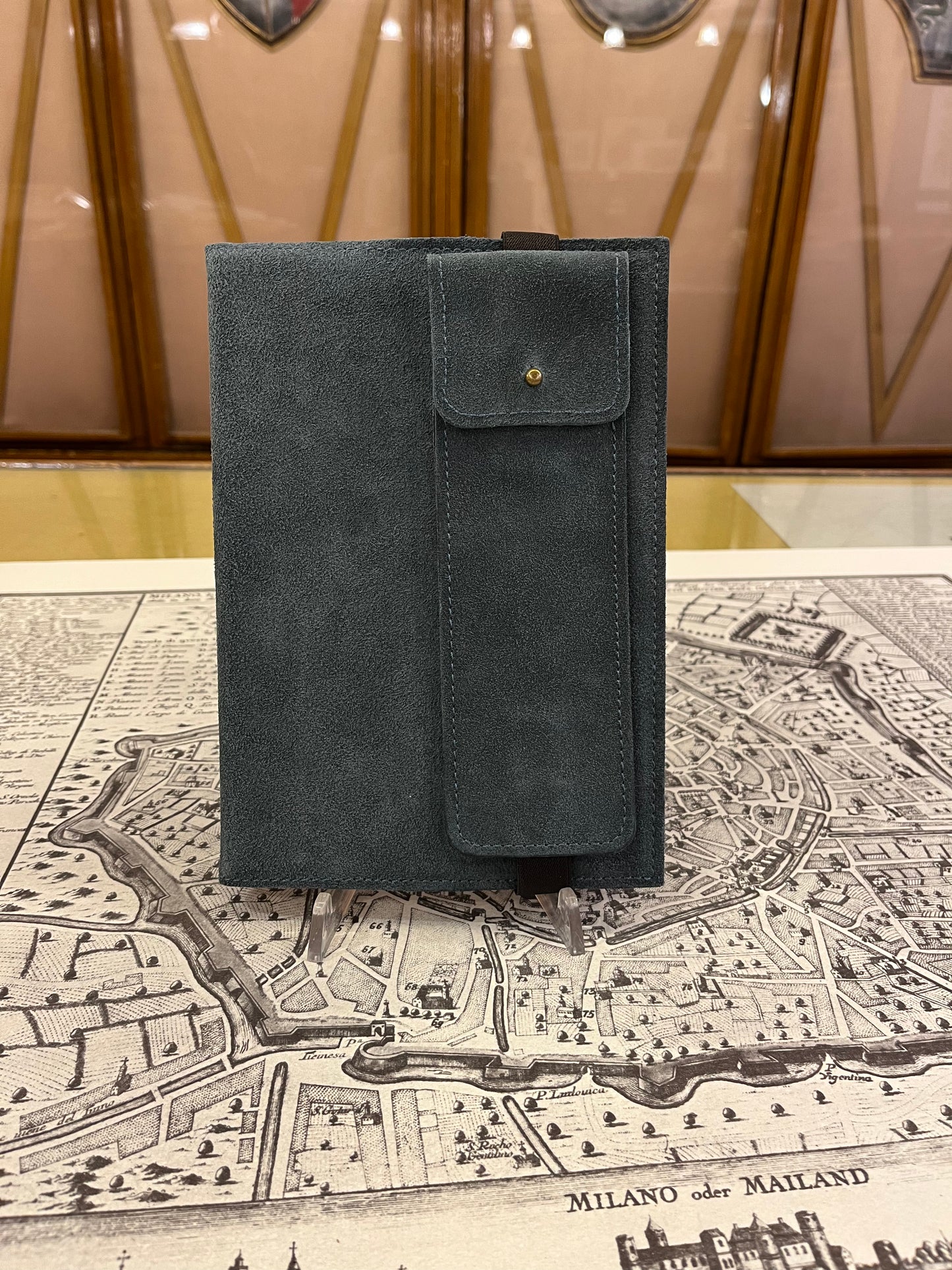 Quaderno 120 pagine bianche, copertina in pelle scamosciata con portapenna - 14 x 21