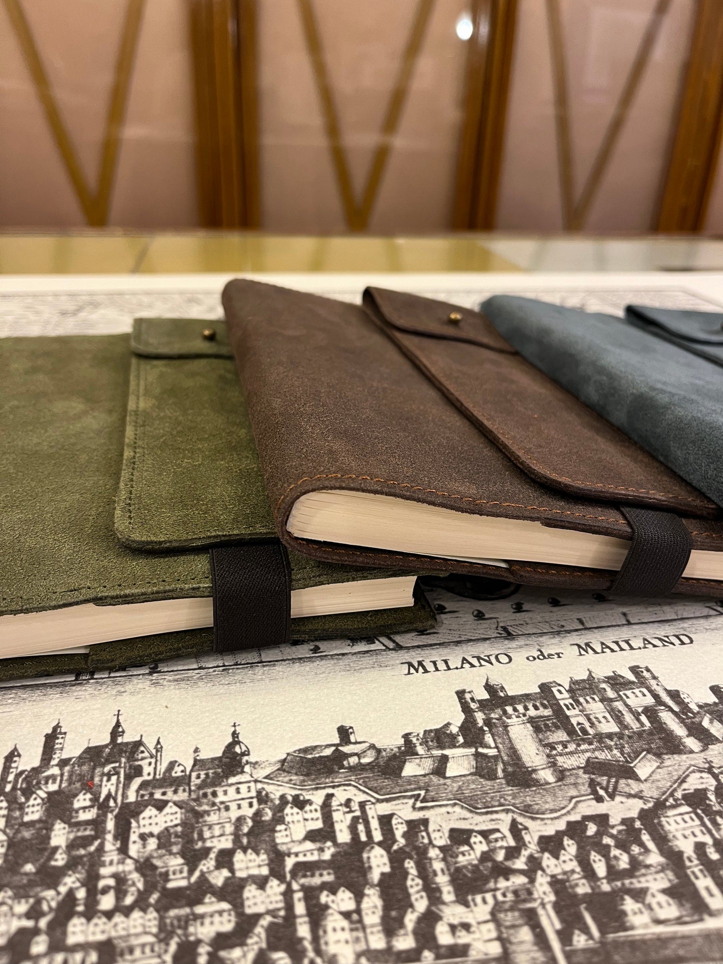 Quaderno 120 pagine bianche, copertina in pelle scamosciata con portapenna - 14 x 21