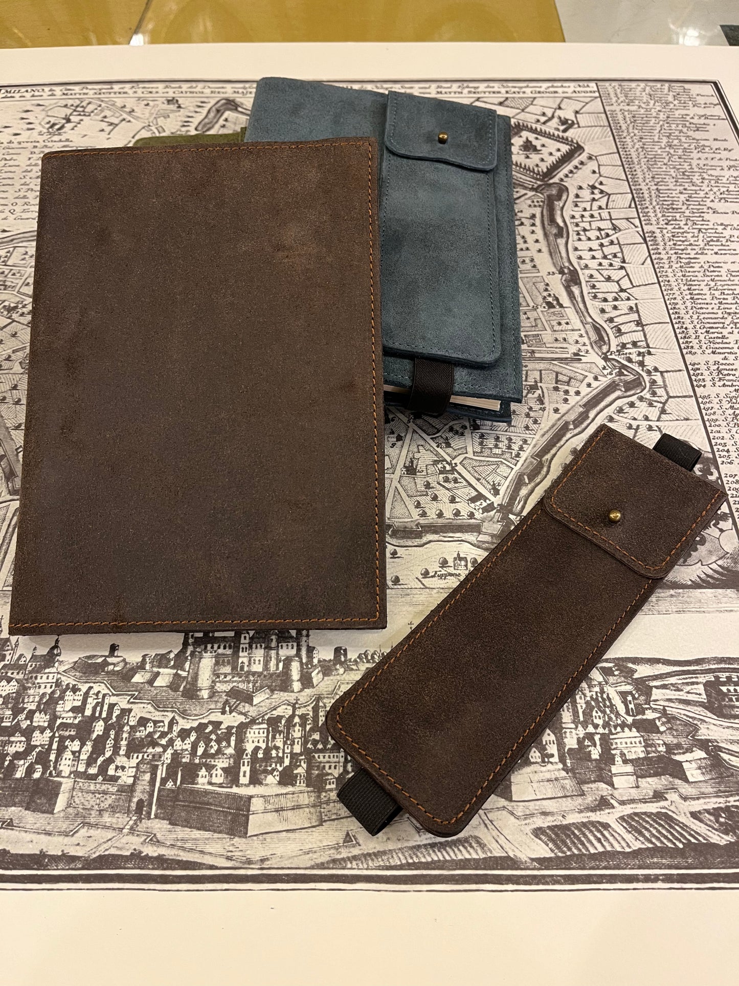 Quaderno 120 pagine bianche, copertina in pelle scamosciata con portapenna - 14 x 21