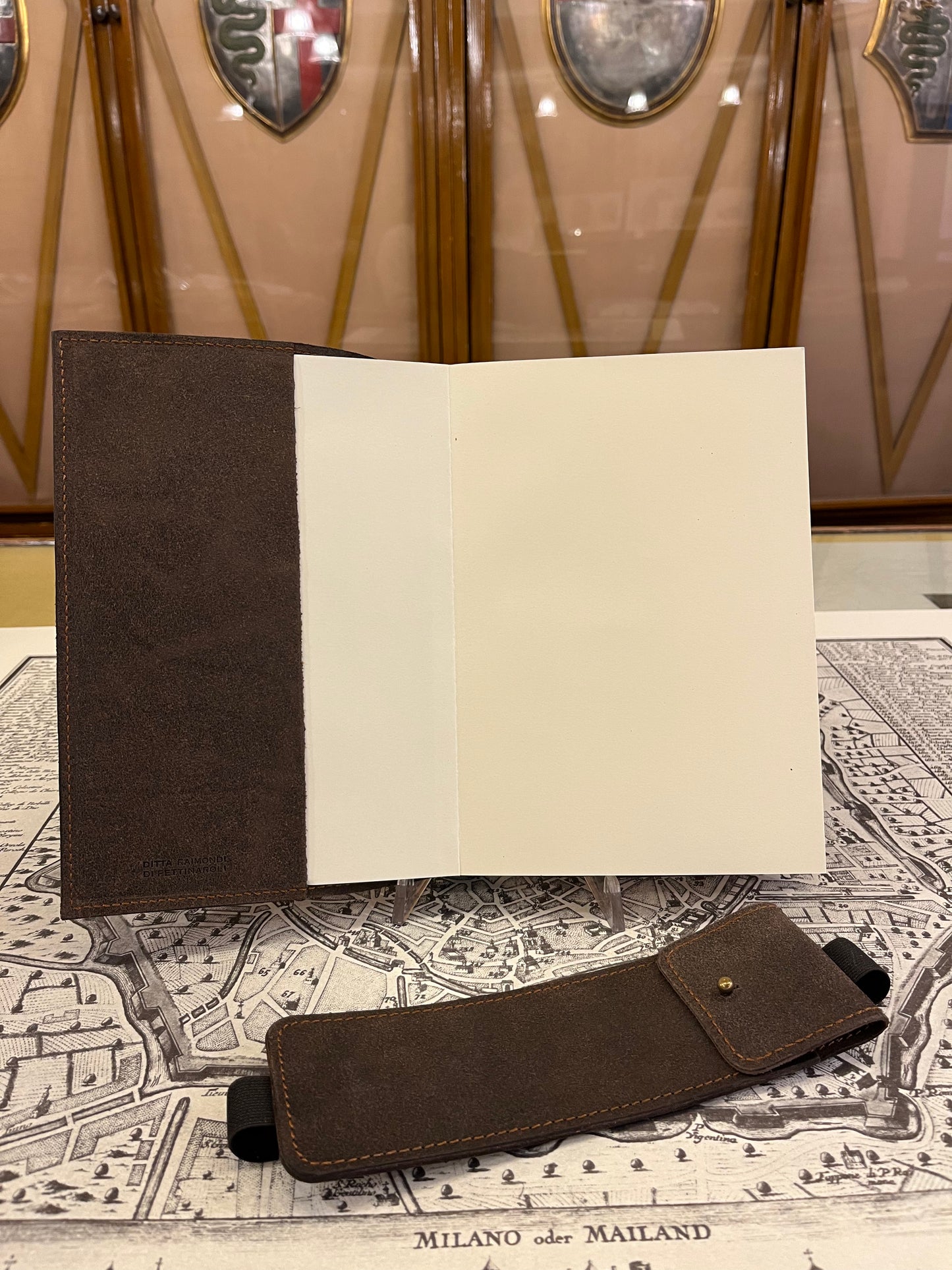 Quaderno 120 pagine bianche, copertina in pelle scamosciata con portapenna - 14 x 21