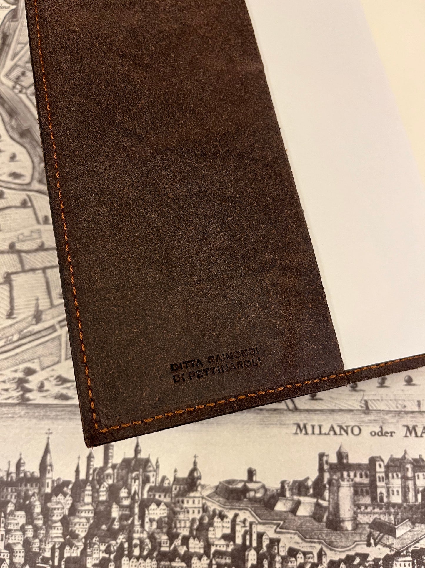 Quaderno 120 pagine bianche, copertina in pelle scamosciata con portapenna - 14 x 21