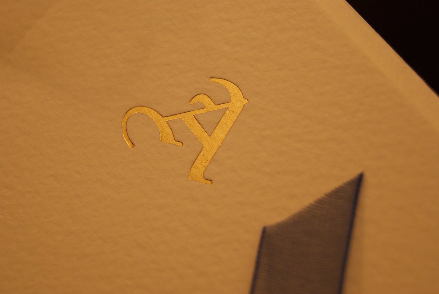 5 Cartoncini con iniziali tipografiche in oro, con buste - 10,5 x 15,5 cm