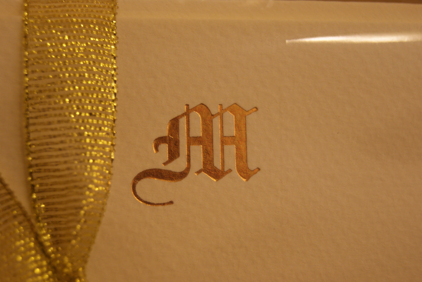 5 Cartoncini con iniziali tipografiche in oro, con buste - 10,5 x 15,5 cm