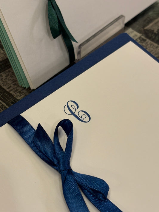 5 Cartoncini con iniziali tipografiche a colori, con buste - 10,5 x 16,5 cm